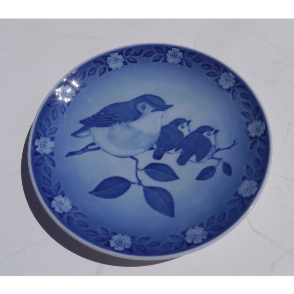 Royal Copenhagen 1982 Blue Hanging Porcelain Plate Mother Robin with Babies VTG